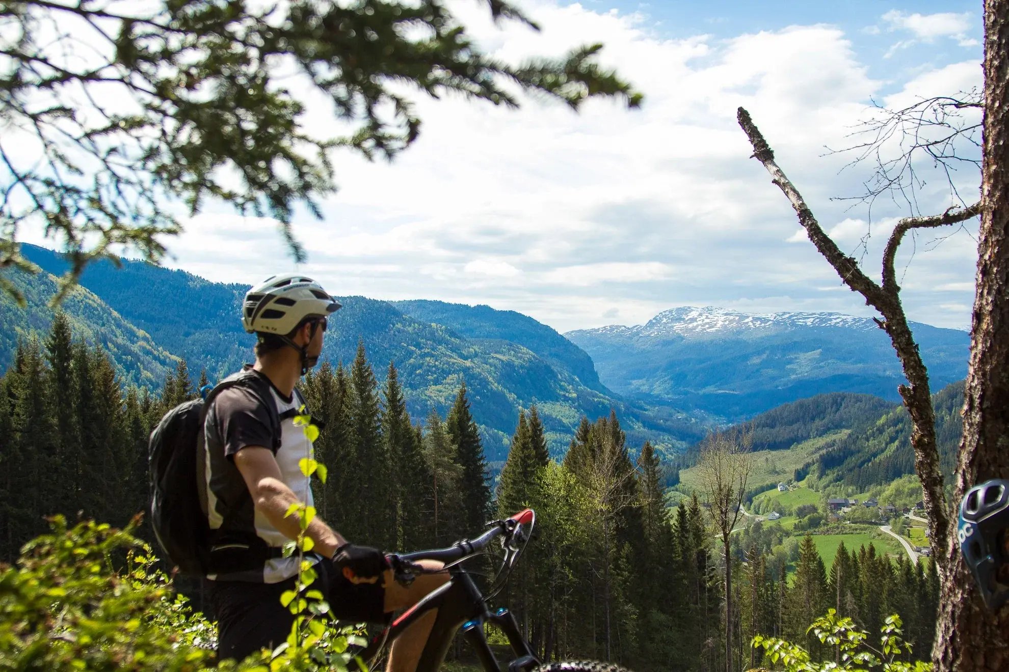 Mountain biker on a guided tour with Outdoor Norway exploring Prestegardsmoen Forest