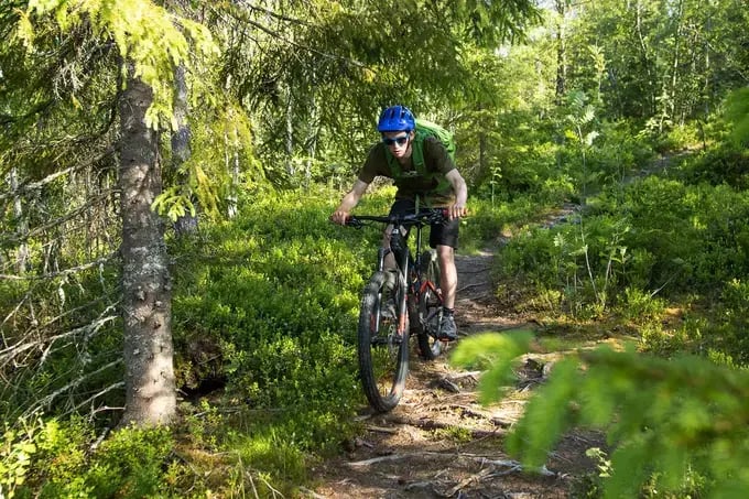 Mountain bike a grande colina