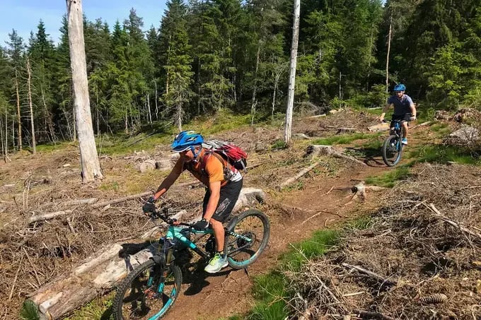 Mountain bike a grande colina