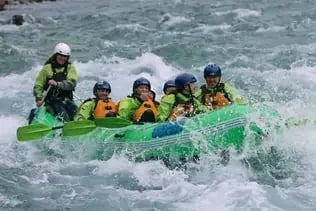  Rafting em corredeiras a partir de voss