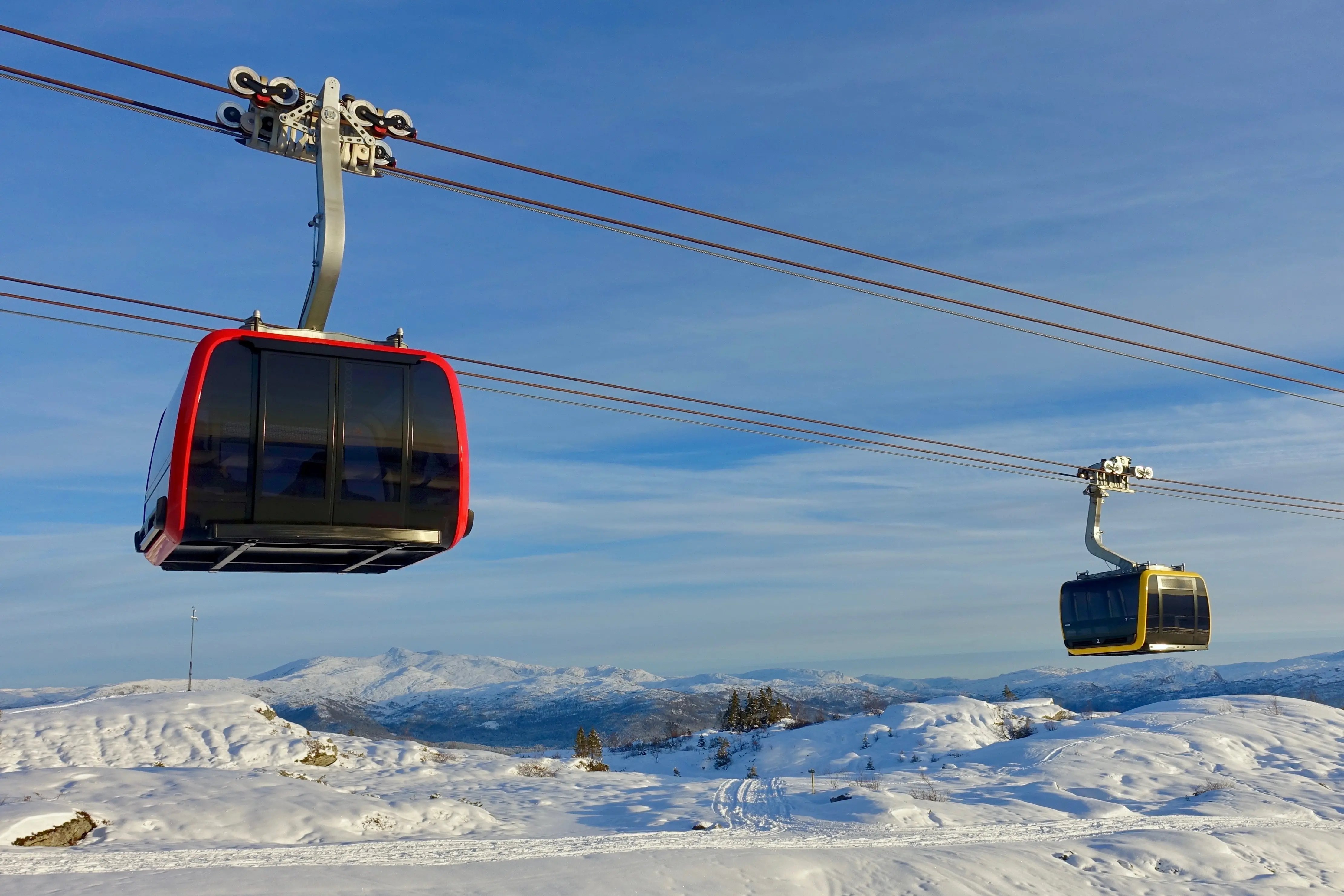 Voss_Gondol_Aerial_gondola_passenger_lift_(taubane)_Cabins_on_Cableway_at_Summit_station_top_terminal_at_the_Hanguren_Hangurstoppen_mountain_820_m_Voss_Norway