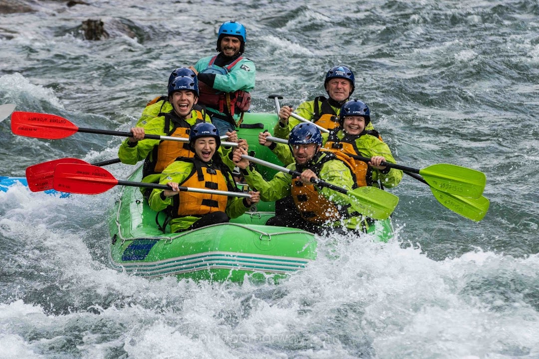 Whitewater-rafting-family