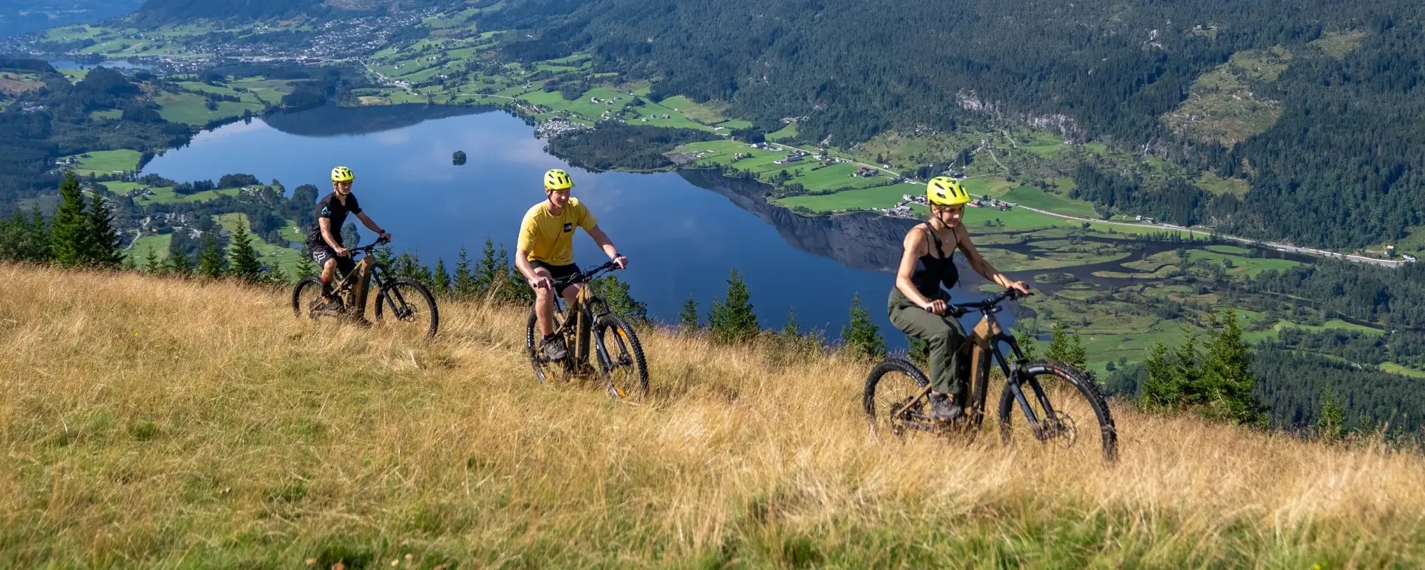 Autumn bike tourers in Norway on e-bikes