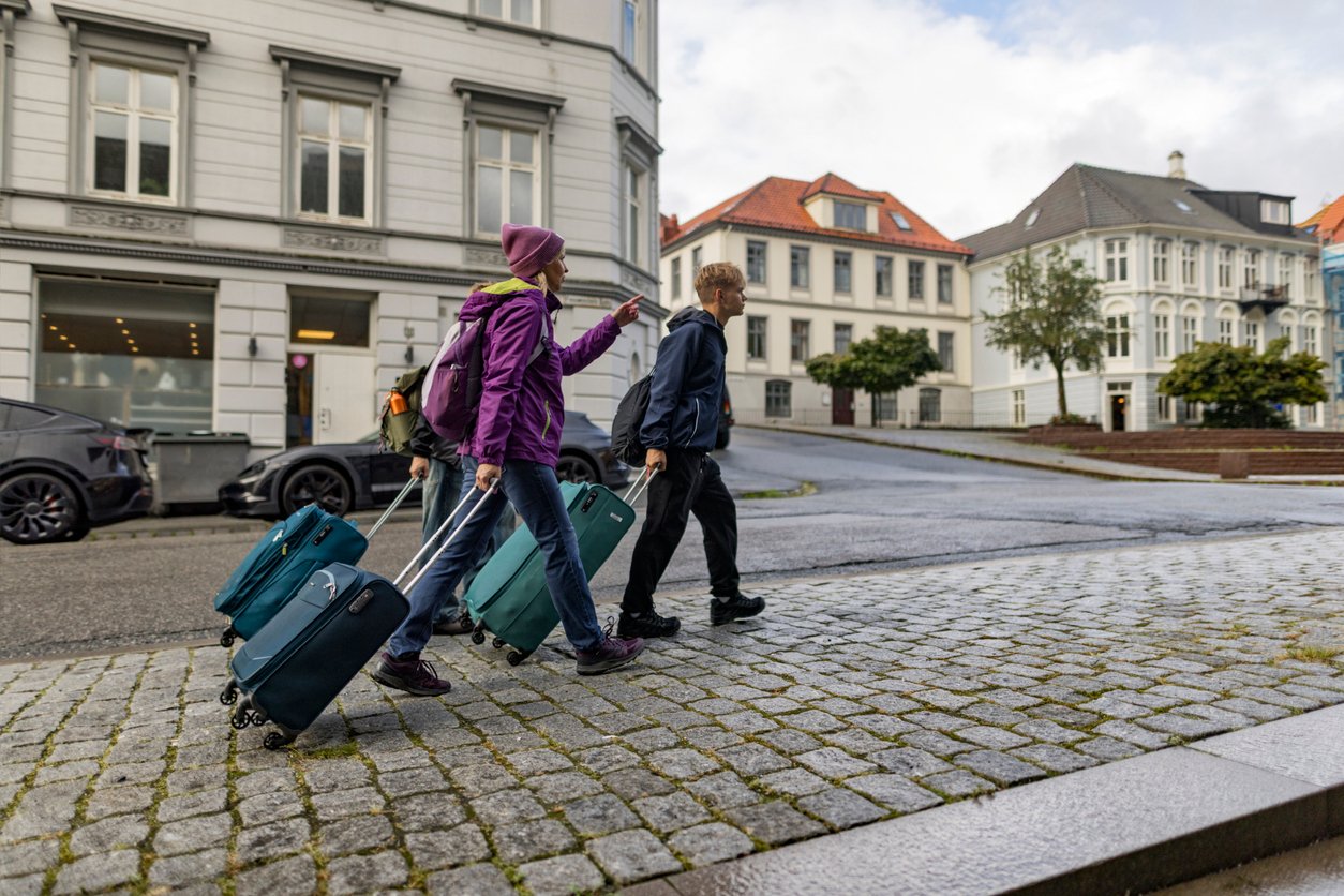 A family exploring BErgen, Norway, after learning of the best time to visit it.
