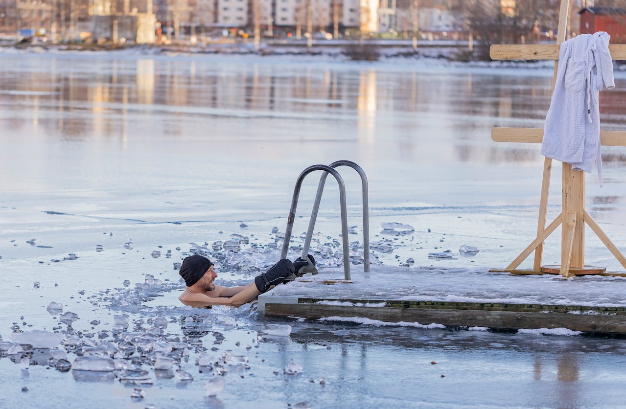 Cold Plunges in Lake Vangsvatnet