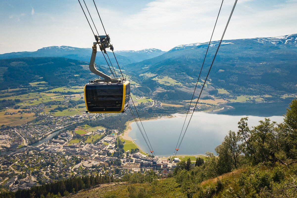 A view of the Voss Gondola from above, brinigng passengers to Hangurstoppen