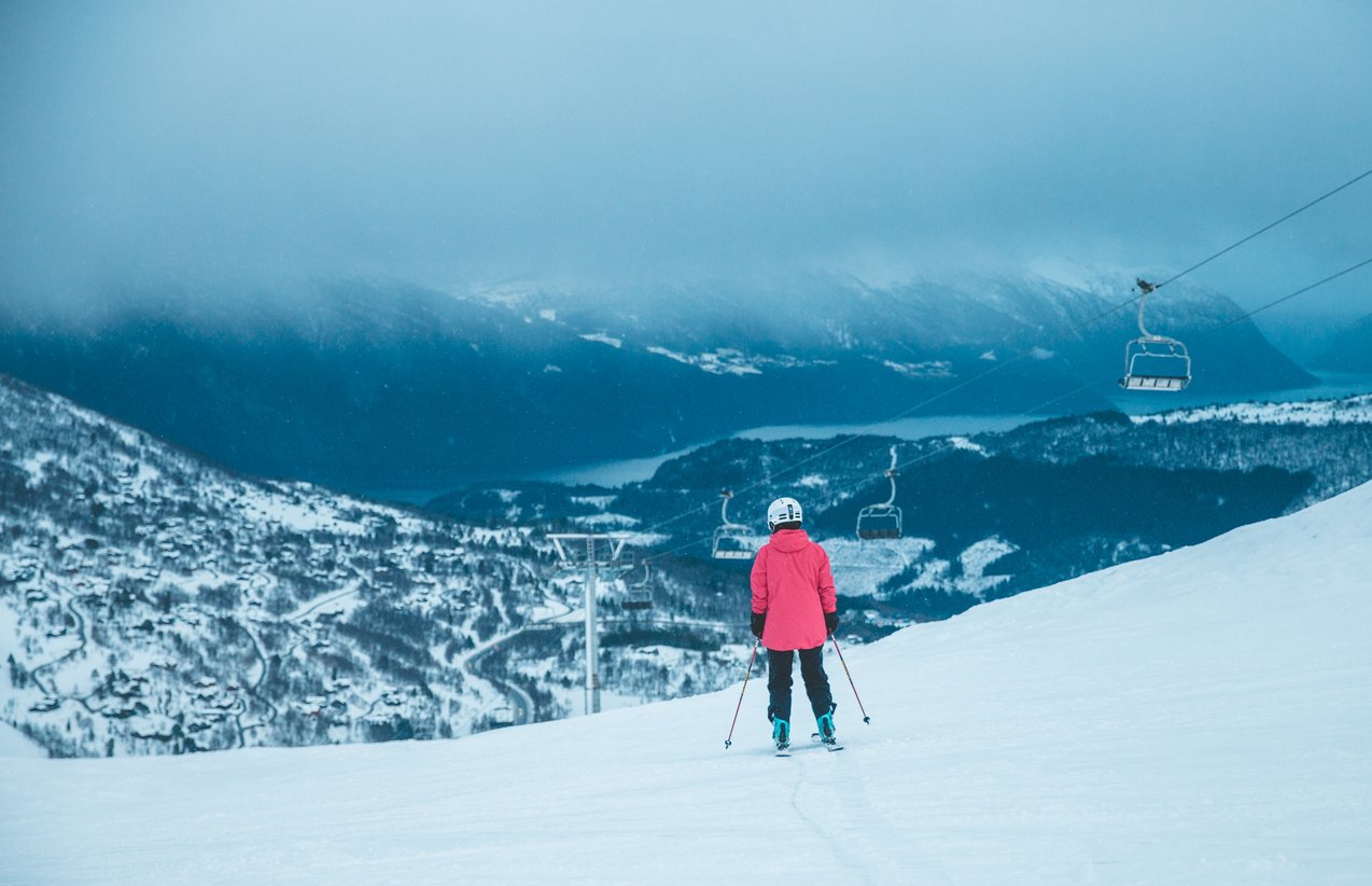 woman-downhill-ski-resort