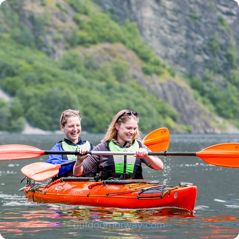 Passeio de caiaque pelos fiordes noruegueses em Voss — Nærøyfjord ou Hardangerfjord?