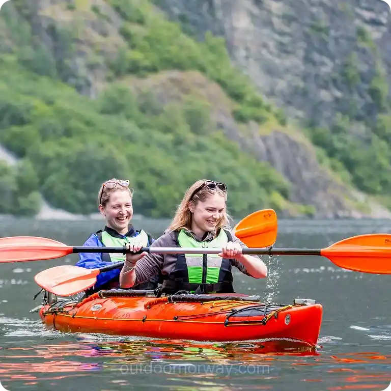 Paseos en kayak por los fiordos noruegos en Voss: ¿el Nærøyfjord o el Hardangerfjord?