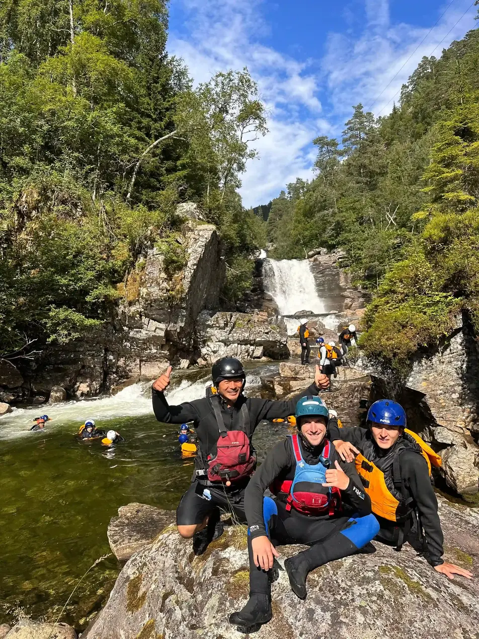 L'équipe Outdoor Norway s'amuse près d'une cascade